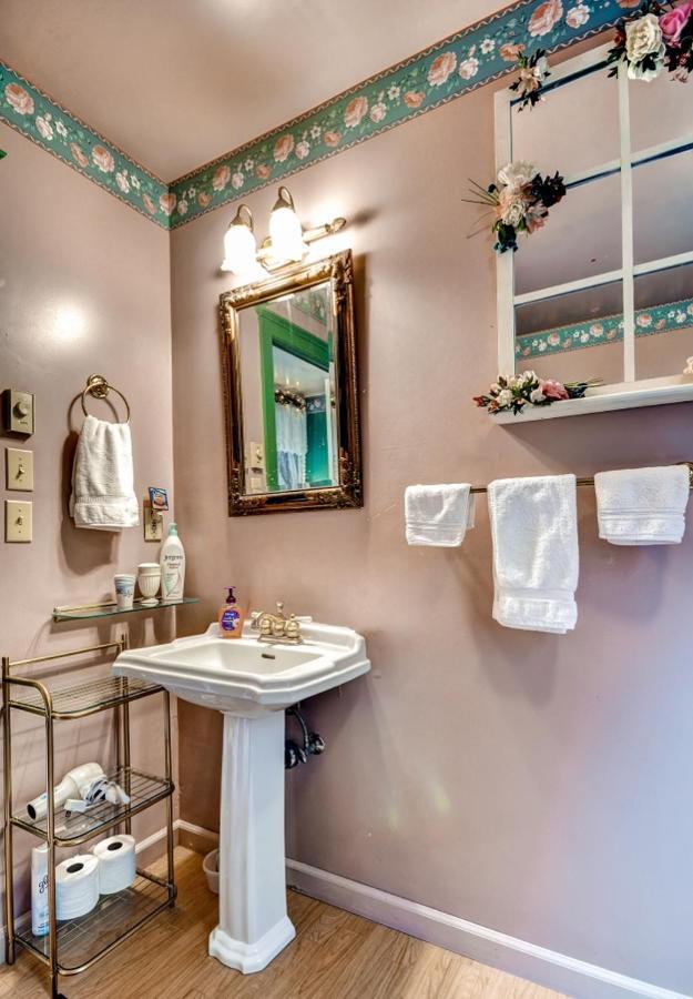 Astoria Painted Lady Historic Apt With River View! Exteriör bild