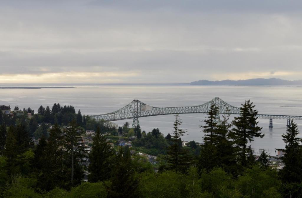 Astoria Painted Lady Historic Apt With River View! Exteriör bild